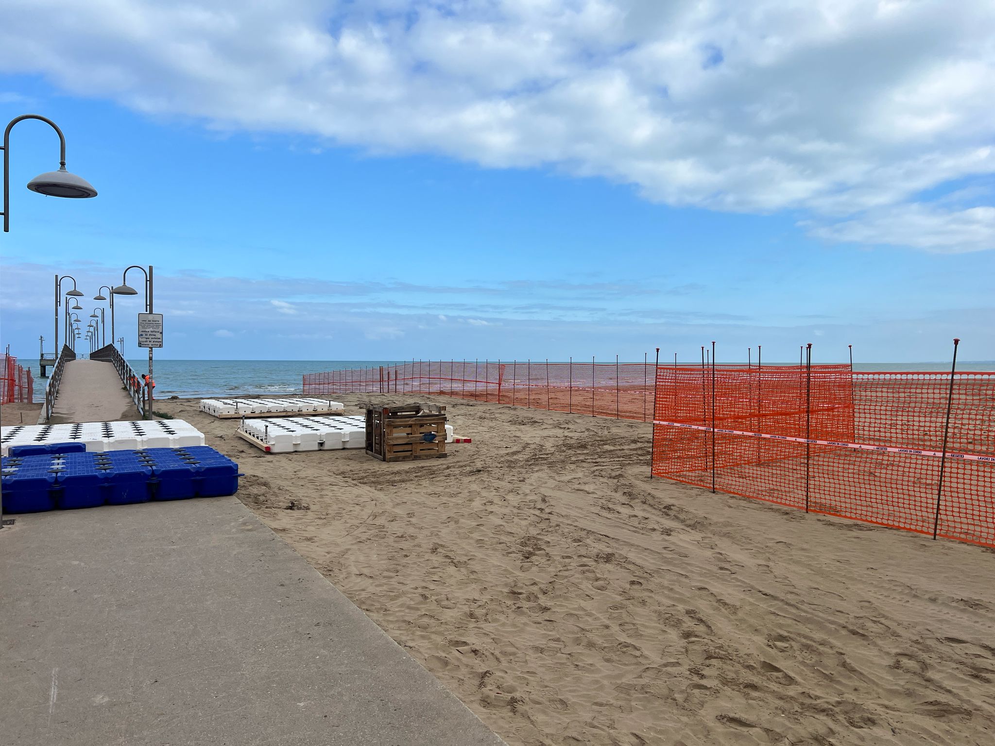 Lavori ai piloni del pontile a Vasto Marina  