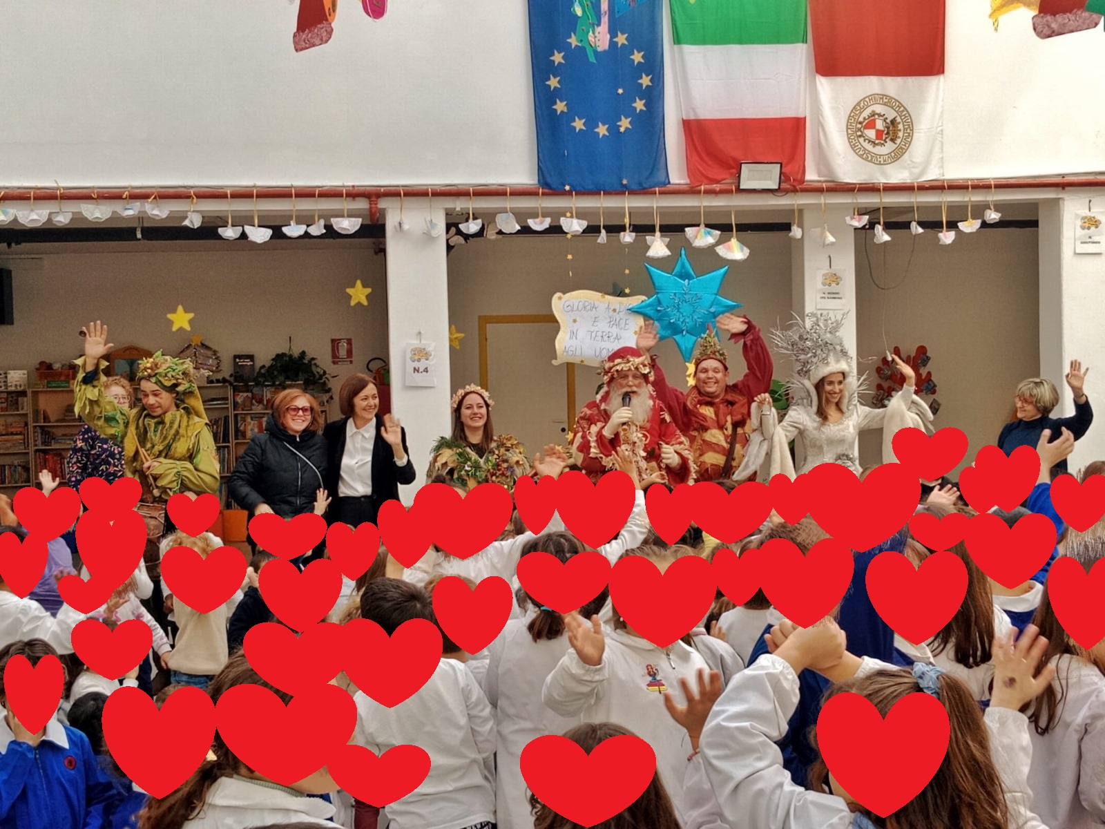 Babbo Natale, gli elfi e la Regina delle nevi portano gli auguri di Natale ai bambini delle scuole cittadine