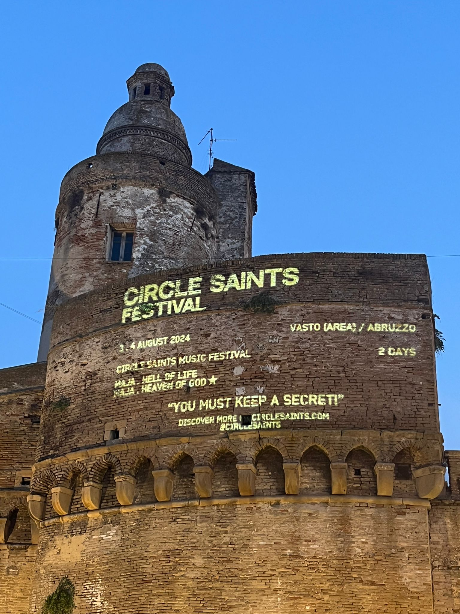 Circle Saints Festival,  per i prossimi tre giorni illuminerà una delle facciate del Castello Caldoresco
