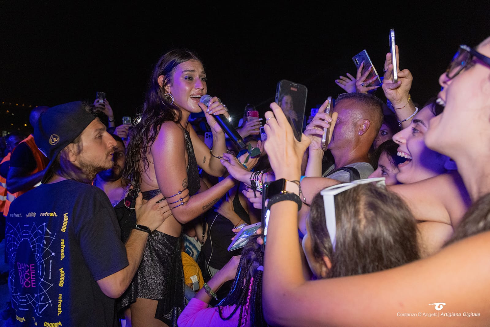 Spiaggia gremita a Vasto Marina per il concerto di Gaia