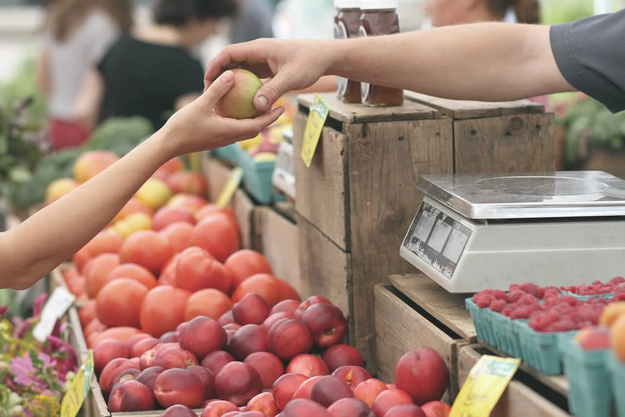 Anticipazione mercato in piazza Alcide de Gasperi, nel quartiere San Paolo