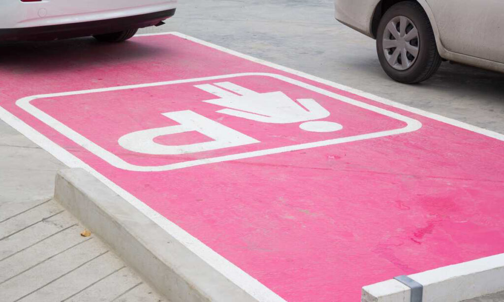 Approvato il regolamento per il rilascio di permessi per i parcheggi rosa 