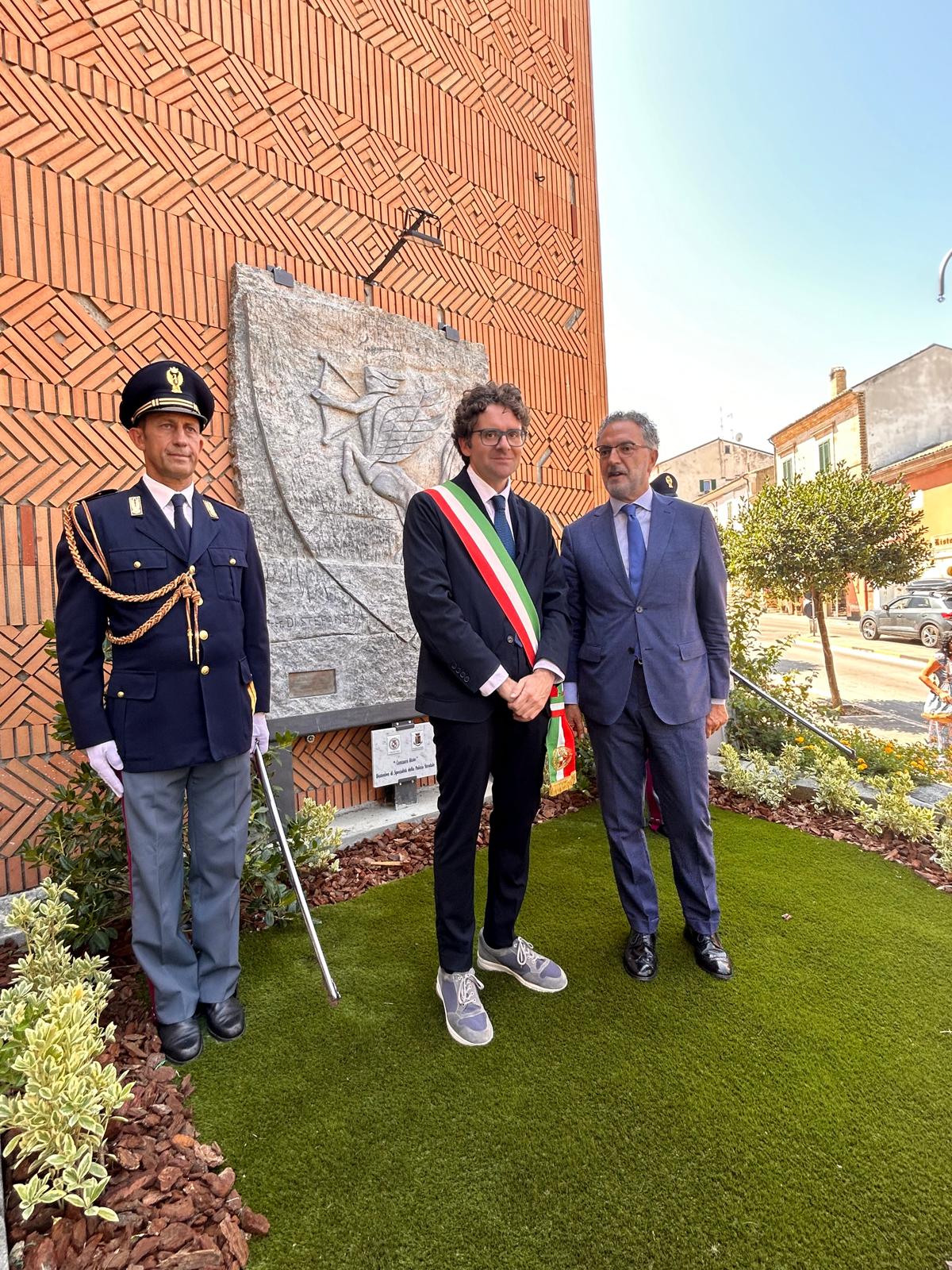 La Stele della Polizia Stradale realizzata dal Maestro Di Stefano da oggi in mostra sulla facciata del Municipio  